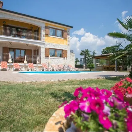 Nevena In Porec For Max 10 Persons 6km From The Buici (Istria)